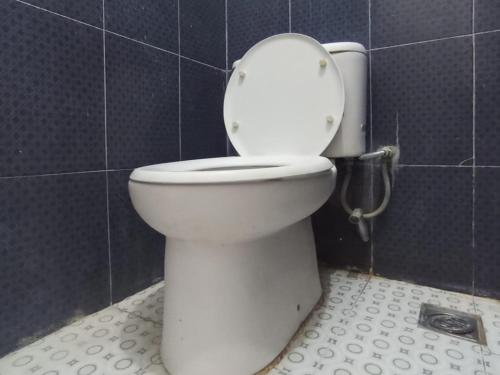 Un baño de RedDoorz at Penginapan Hello Pacitan