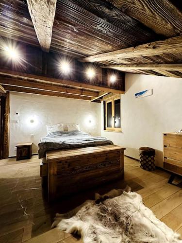 une chambre avec un grand lit dans une pièce dans l'établissement Le Charlet Versaille, à Passy