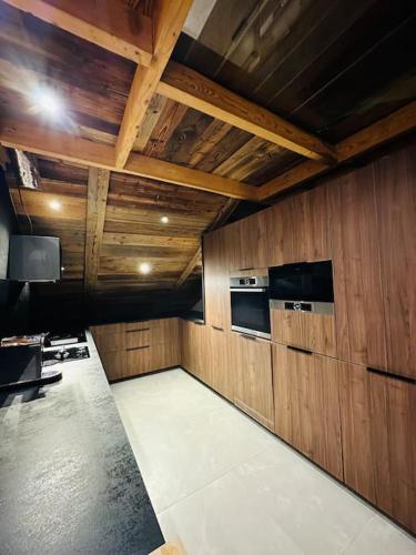 Cette chambre dispose de murs en bois et d'une cuisine équipée. dans l'établissement Le Charlet Versaille, à Passy