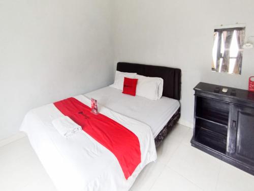 Cama o camas de una habitación en RedDoorz at Penginapan Hello Pacitan
