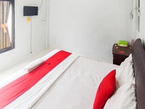 Cama o camas de una habitación en RedDoorz at Penginapan Hello Pacitan