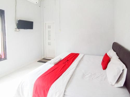 Cama o camas de una habitación en RedDoorz at Penginapan Hello Pacitan