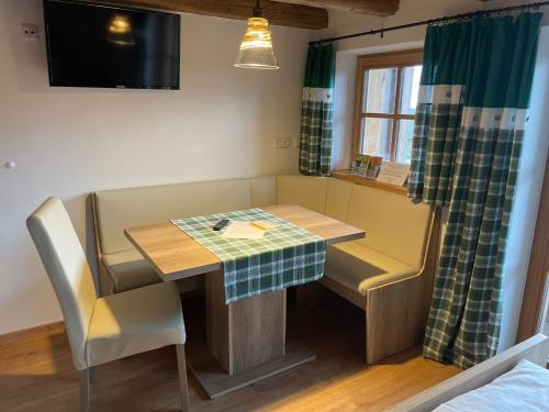 a small table and chairs in a room at Zimmer JOSEFINE am Grandsberg in Schwarzach