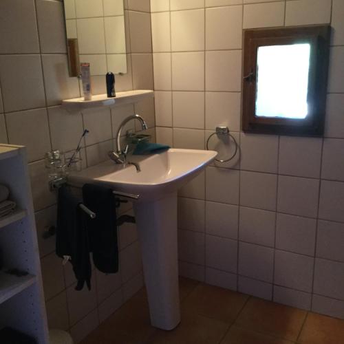 une salle de bain avec un lavabo et une fenêtre dans l'établissement typical provencal farm in an exceptional natural site, the alpilles park - 8 people., à Les Fléchons