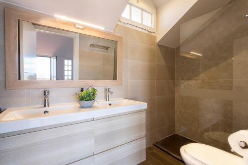 a bathroom with a sink and a mirror at 5 Rooms 5 baños Acceso Playa Free Parking in Cádiz