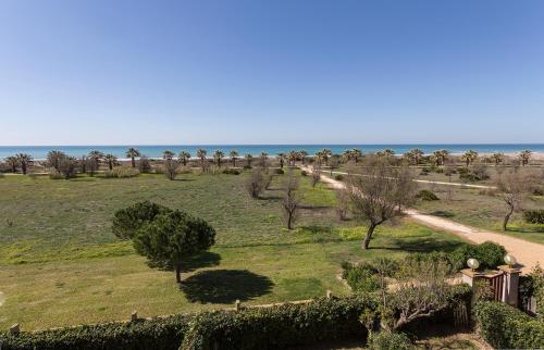 an aerial view of a park with the ocean in the background at 5 Rooms 5 baños Acceso Playa Free Parking in Cádiz