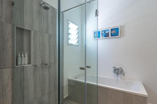 Un baño de Nomad Beach Resort