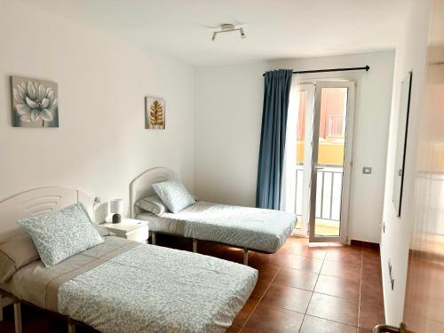 Ένα ή περισσότερα κρεβάτια σε δωμάτιο στο Evamar House 3 Bedrooms Private Garden and Swimming Pool