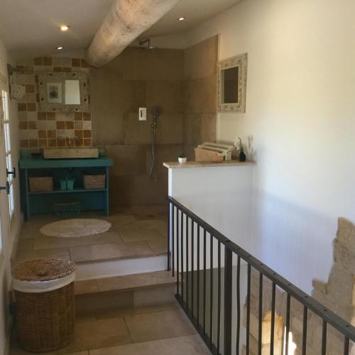 une cuisine avec un comptoir et un évier dans une pièce dans l'établissement Charming Provencal Mas with pool by Taillades, close to Cavaillon in the Luberon, sleeps 6., à Les Taillades