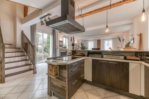 - une cuisine avec un grand îlot et un comptoir dans l'établissement Maison jacuzzi-sauna Station 7 Laux, à Theys