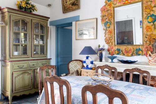 une salle à manger avec une table et des chaises dans l'établissement Propriété historique La Joséphine 1828, à La Barre-de-Monts
