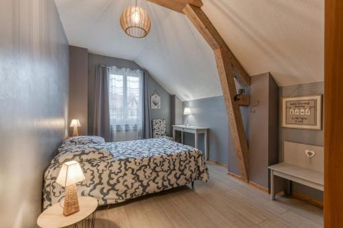 ein Schlafzimmer mit einem Bett und einem Fenster in der Unterkunft Maison jacuzzi-sauna Station 7 Laux in Theys