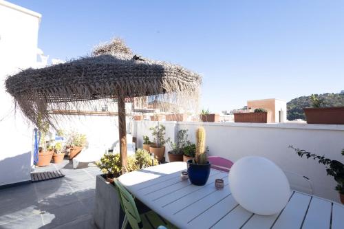 En balkon eller terrasse på Historic Centre + Rooftop + Parking