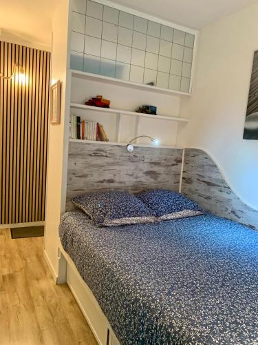 une chambre avec un lit avec une tête de lit en bois dans l'établissement 3 étoiles au bord de l'eau, à La Seyne-sur-Mer