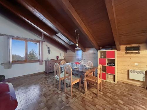 une cuisine et une salle à manger avec une table et des chaises dans l'établissement PE319 - Appartement 4-5 pers pied de pistes, aux Carroz d'Arâches
