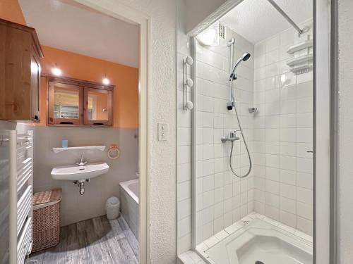 une salle de bain avec douche et lavabo dans l'établissement PE319 - Appartement 4-5 pers pied de pistes, aux Carroz d'Arâches