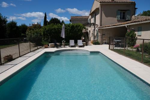 une piscine devant une maison dans l'établissement mas attached to another building with private pool 4 people in carpentras, at the foot of the ventoux in provence., à Carpentras