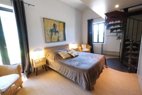 - une chambre avec un lit et deux chaises dans l'établissement magnificient property with heated swimming-pool in the luberon - 14 persons, à Les Taillades