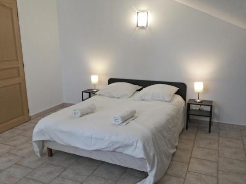 En eller flere senge i et værelse på Large family home with private pool in Vignères, 10 sleeps.