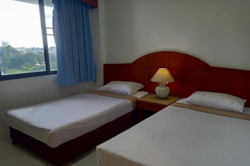 Postel nebo postele na pokoji v ubytování Phayao Northern Lake Hotel