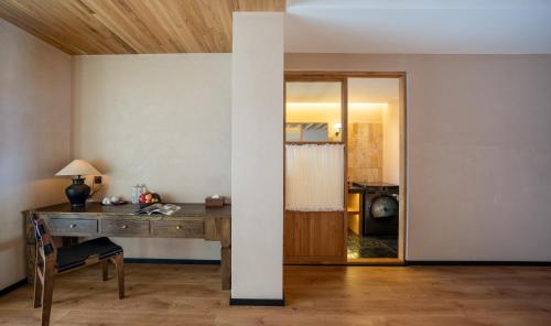Gambar di galeri bagi 大理石之上Cloud Edge Cabin全视野苍洱半山海景别墅酒店洱海观景店 di Dali
