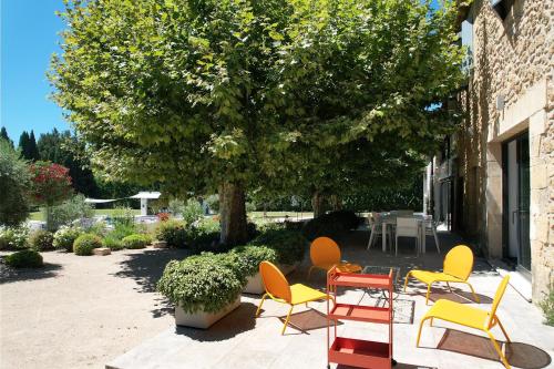 Κήπος έξω από το provencal farm house with heated pool located to salon de provence, 12 people