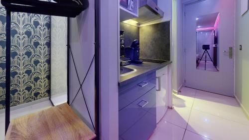 une cuisine avec un évier et un plan de travail dans l'établissement Village Naturiste Cap d'Agde, Studio Luxe Port Nature 7, au Cap d'Agde