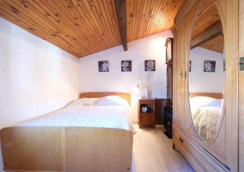 a bedroom with a large bed and a wooden ceiling at jolie location, maison avec piscine et joli jardin fleuri, à oppède dans le luberon en provence – 6 personnes in Oppède