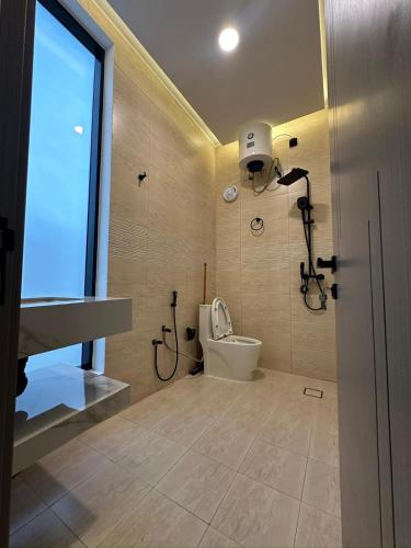 Un baño de شاليه الغزل