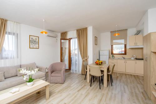 Η κουζίνα ή μικρή κουζίνα στο Arvala Apartments