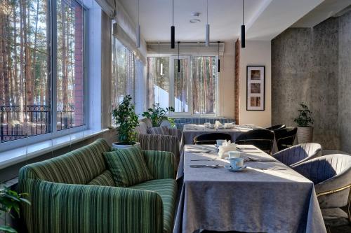 Гостиная зона в Aisha Bibi Hotel & Spa Burabay