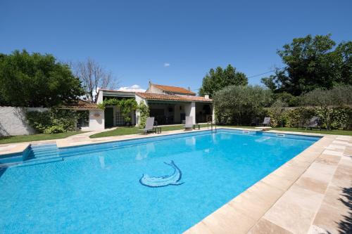 vacation rental with pool and poolhouse, close to arles in moulès- sleeps 8