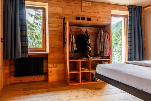 sypialnia z łóżkiem i oknem w obiekcie Albergo Monte Cervino w mieście Champoluc