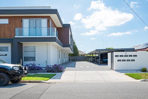 een auto geparkeerd voor een huis bij Chic Flinders Park Getaway in Adelaide