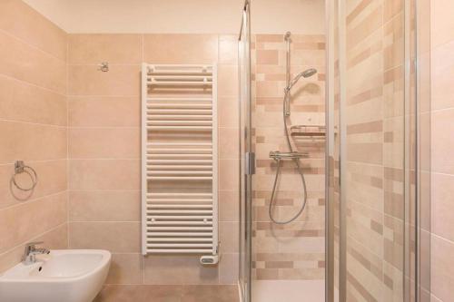 une salle de bain avec douche et lavabo dans l'établissement Bilocale in Via Bellinzona Como, à Côme