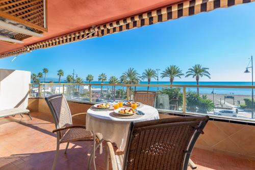 797 HOLIDAY RENTALS - Moderno piso en primera linea de playa