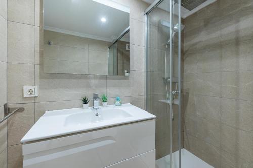 797 HOLIDAY RENTALS - Moderno piso en primera linea de playa