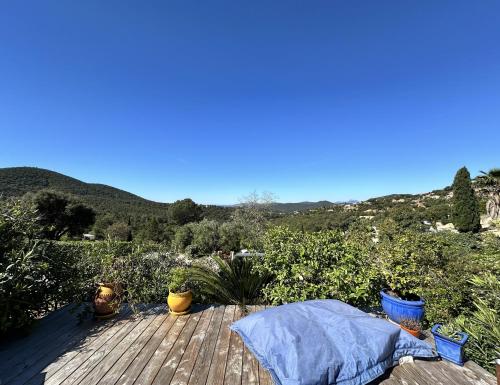 Photo de la galerie de l'établissement Mazet Cézar, climatisé pour 4 personnes, avec piscine collective à La Londe-Les-Maures, à La Londe-les-Maures