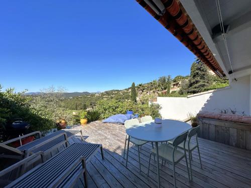 Photo de la galerie de l'établissement Mazet Cézar, climatisé pour 4 personnes, avec piscine collective à La Londe-Les-Maures, à La Londe-les-Maures