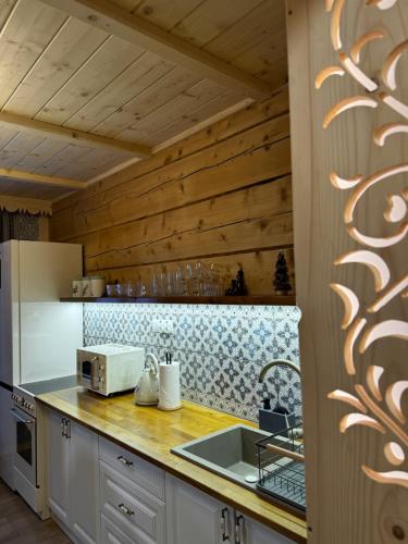 Η κουζίνα ή μικρή κουζίνα στο Pokoje i Apartamenty Regionalny Styl ul Bachledy 20 Zakopane