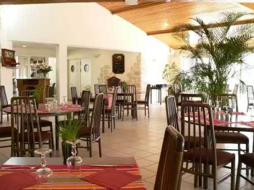 une salle à manger avec des tables et des chaises dans un restaurant dans l'établissement Camping 5 étoiles - Piscine - eeaiba, à Saint-Georges-dʼOléron