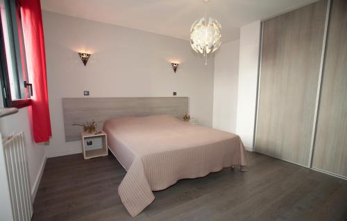 Ένα ή περισσότερα κρεβάτια σε δωμάτιο στο Villas Odalys Le Domaine d Anadara