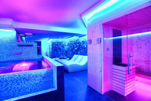 Кровать или кровати в номере casa con piscina Jacuzzi AC wifi e biciclette elettriche