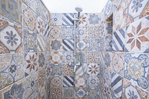a bathroom with colorful tiles on the wall at Villa Lumia in Tre Fontane