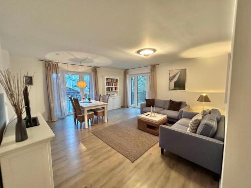 ein Wohnzimmer mit Sofa und Tisch in der Unterkunft 1904 - Am Kurpark in Dahme