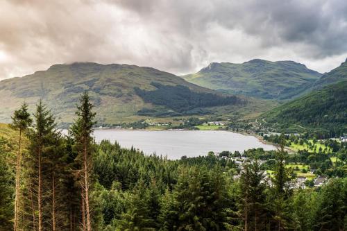 a lake in the middle of a valley with mountains at Sachsblick in Lochgoilhead