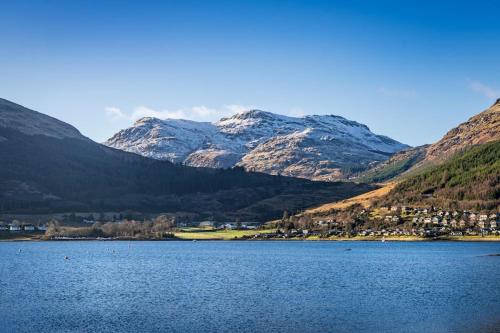 a view of a lake with mountains in the background at Sachsblick in Lochgoilhead