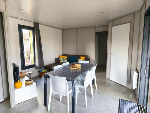 Kuchyň nebo kuchyňský kout v ubytování Chalet 3 chambres dans un domaine privé avec piscine chauffée et city park