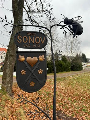 a sign on a tree with a sign that reads sononym was viii at Apartmán NORA in Šonov