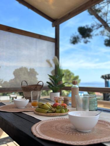 - une table avec des assiettes de nourriture et des fruits dans l'établissement Camping le Méditerranée, à Hyères